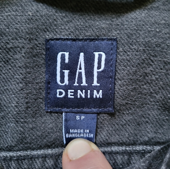 Women's GAP faded black jean jacket - Picture 2 of 3
